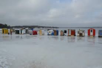 Il est bient&ocirc;t le temps d'enlever les abris de p&ecirc;che sur la glace